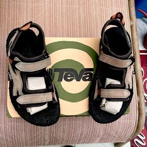 Teva Silver Gray Spoiler Sandal-size 7